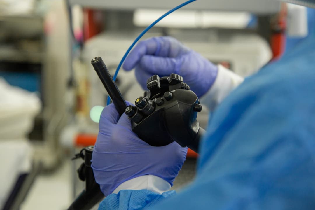Primer plano de equipo de endoscopia en uso